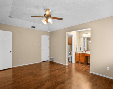 2134 Reverchon Drive - Photo Thumbnail 13