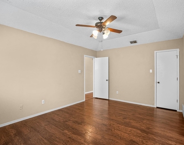 2134 Reverchon Drive - Photo Thumbnail 12