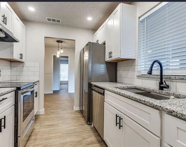 1606 Travis Street - Photo Thumbnail 12