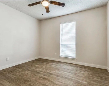 1606 Travis Street - Photo Thumbnail 17