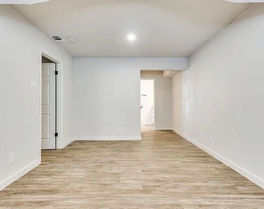1606 Travis Street - Photo Thumbnail 15