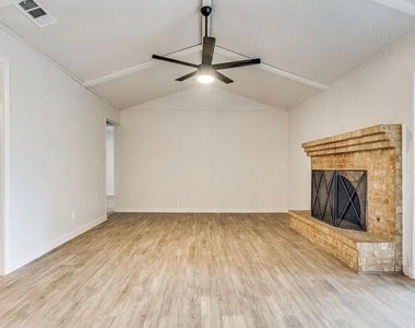 1606 Travis Street - Photo Thumbnail 6
