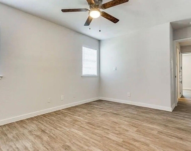 1606 Travis Street - Photo Thumbnail 19