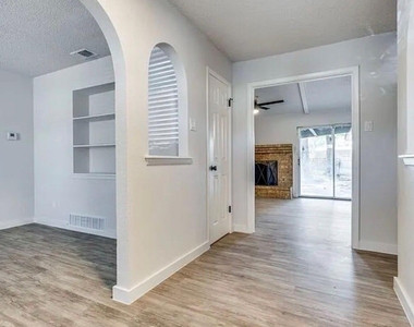 1606 Travis Street - Photo Thumbnail 3