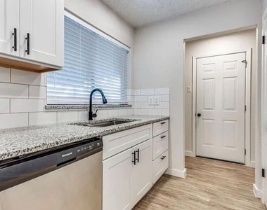 1606 Travis Street - Photo Thumbnail 11
