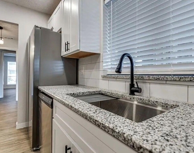 1606 Travis Street - Photo Thumbnail 13