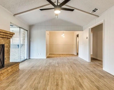 1606 Travis Street - Photo Thumbnail 8