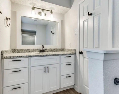 1606 Travis Street - Photo Thumbnail 16