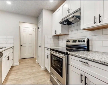 1606 Travis Street - Photo Thumbnail 10
