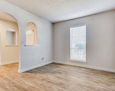 1606 Travis Street - Photo Thumbnail 4