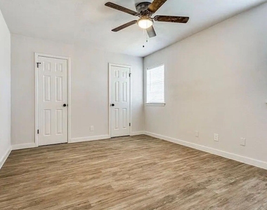 1606 Travis Street - Photo Thumbnail 18