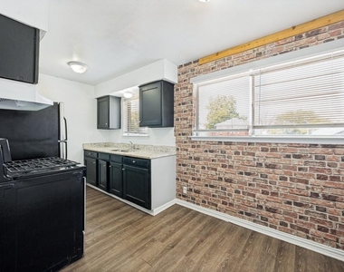 2701 Hemphill Street - Photo Thumbnail 5