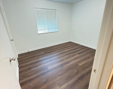9409 Goldenview Drive - Photo Thumbnail 7