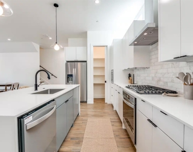 2915 Lucas Drive - Photo Thumbnail 2