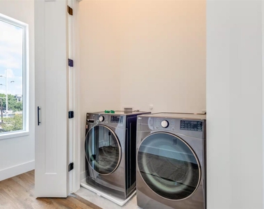 2915 Lucas Drive - Photo Thumbnail 7