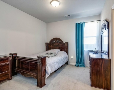 1285 Saffron Street - Photo Thumbnail 5