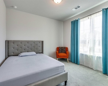 1285 Saffron Street - Photo Thumbnail 8