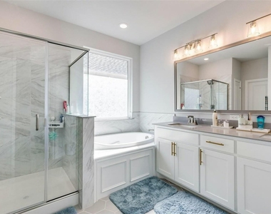 1285 Saffron Street - Photo Thumbnail 9