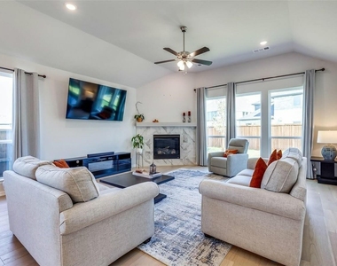 1285 Saffron Street - Photo Thumbnail 7