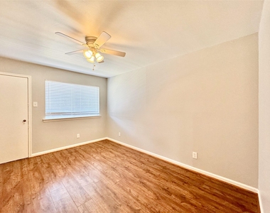 5722 Gaston Avenue - Photo Thumbnail 2