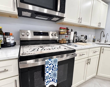 427 Golden Isles Drive - Photo Thumbnail 5