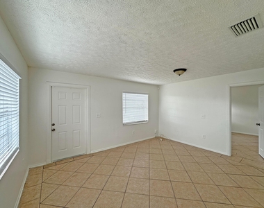 1107 N 21st Street - Photo Thumbnail 2