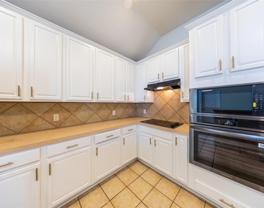 5708 Bedford Lane - Photo Thumbnail 12