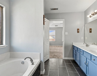 2419 Pheasant Run - Photo Thumbnail 15