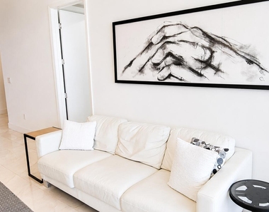 15901 Collins Avenue - Photo Thumbnail 3
