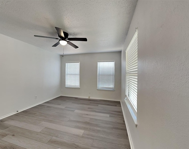 3925 Rusty Dell Street - Photo Thumbnail 13