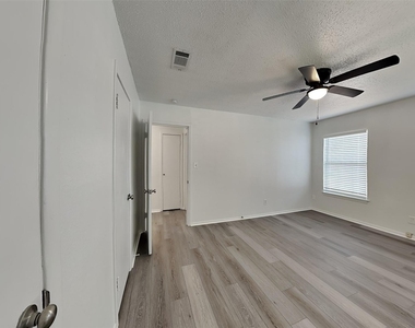 3925 Rusty Dell Street - Photo Thumbnail 12
