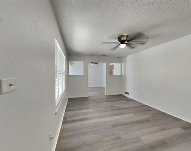 3925 Rusty Dell Street - Photo Thumbnail 3
