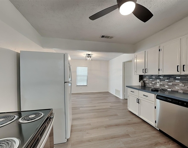 3925 Rusty Dell Street - Photo Thumbnail 7