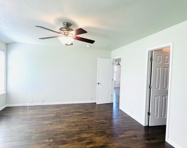 2506 Deer Run Court - Photo Thumbnail 12
