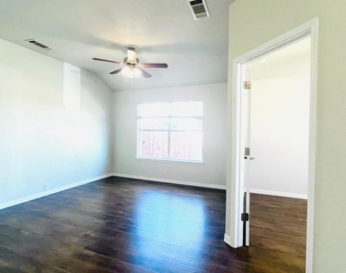 2506 Deer Run Court - Photo Thumbnail 2