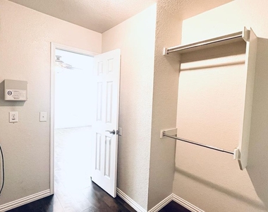 2506 Deer Run Court - Photo Thumbnail 14