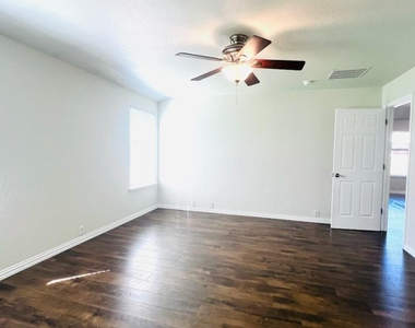 2506 Deer Run Court - Photo Thumbnail 11