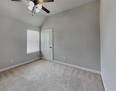601 Green Pointe Drive - Photo Thumbnail 13