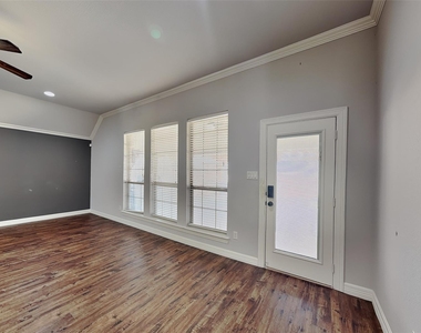 601 Green Pointe Drive - Photo Thumbnail 2