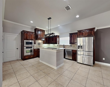 601 Green Pointe Drive - Photo Thumbnail 4