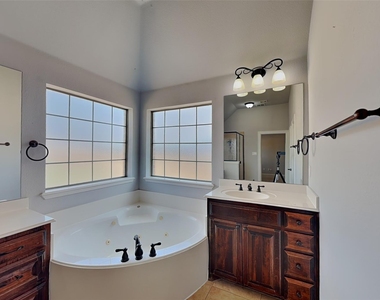 601 Green Pointe Drive - Photo Thumbnail 8