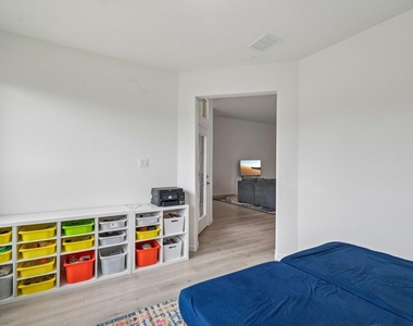 3014 Campbell Drive - Photo Thumbnail 9