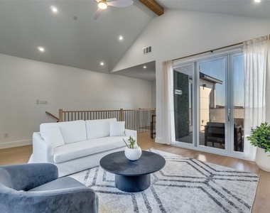 710 W 10th Street - Photo Thumbnail 14