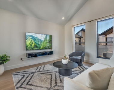 710 W 10th Street - Photo Thumbnail 12