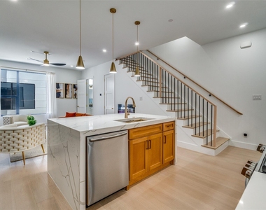 710 W 10th Street - Photo Thumbnail 2