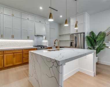 710 W 10th Street - Photo Thumbnail 3