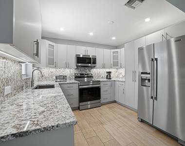 28 Se 8th Avenue - Photo Thumbnail 5