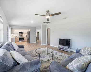 28 Se 8th Avenue - Photo Thumbnail 2