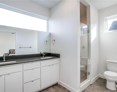 427 W 10th Street - Photo Thumbnail 10