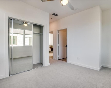 427 W 10th Street - Photo Thumbnail 12